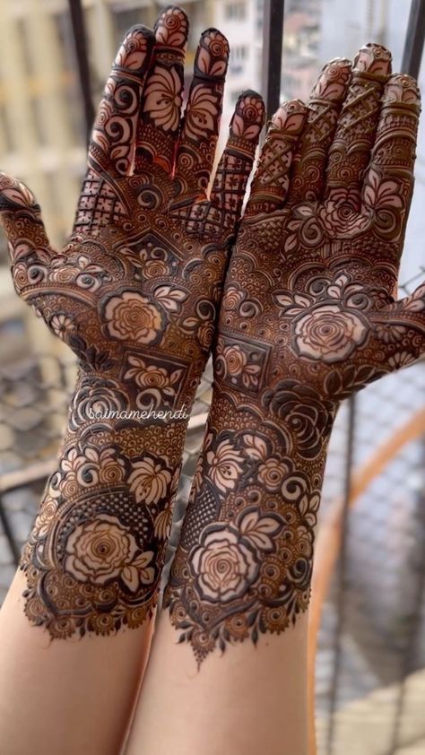 Mahendi Back Designs Latest, New Mahendi Design 2023 Unique Back Hand, Mahendiii Design Latest, Mahandi Design Hands Bridal, Mehndi Art Designs Full Hand, Mehandi Bridal Designs, Mahendiii Design Back Hand, Bridal Mahendiii Design, Mahendiii Design Front Hand