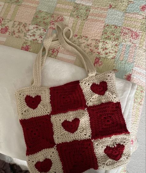 Small Crochet Gifts, 2023 Crochet, Keychain Designs, Crochet Hand Bags, Heart Tote Bag, Crochet Beach Bags, Crochet Fairy, Crochet Bag Pattern Free, Pixel Crochet