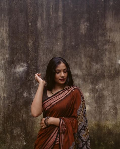 Vintage India Aesthetic, Hidden Face Aesthetic, Girls Dpz Stylish, Aesthetic Saree, India Aesthetic, Friendship Photography, Saree Poses, Stylish Aesthetic, Vintage Photoshoot