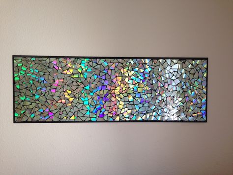 CD headboard/Art piece framed with crown molding! McCartsy Designs @ lmccartsy@gmail.com Cd Upcycling Ideas, Cd Mosaic, فن الرسم بالمسامير, Cd Crafts Diy, Iridescent Decor, Art Cd, Old Cd Crafts, Headboard Art, Cd Artwork