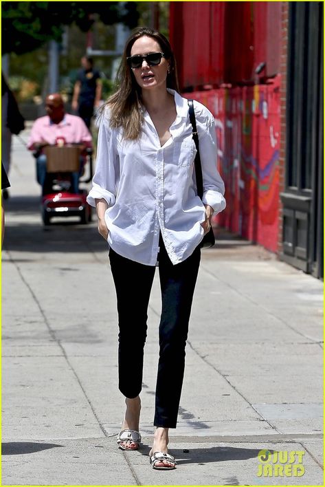 Angelina Jolie Street Style, Angelina Jolie Style, Girl Interrupted, White Button Down Shirt, Looks Street Style, Lara Croft, White Button Down, Mode Inspo, Angelina Jolie