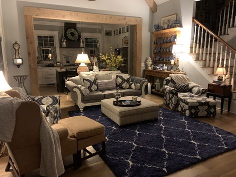 Cute Suburban House Interior, Big Suburban House Interior, Upper Middle Class Homes Interior, Small Suburban House Interior, Suburban Family Home Interior, American Home Aesthetic, American Suburban House Interior, Square House Layout, Living Room Suburban