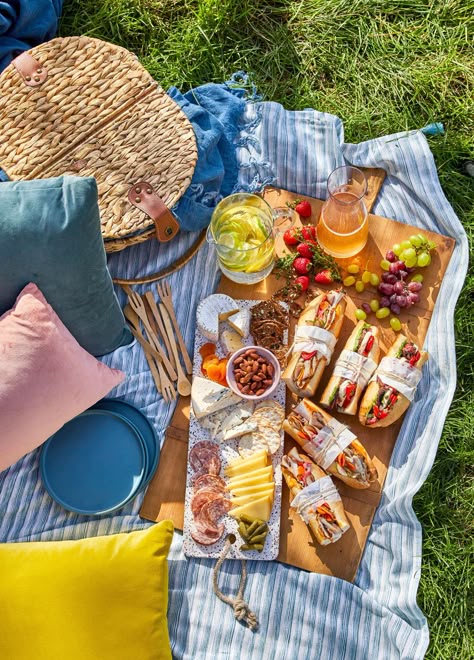 Beach Picnic Foods, Picnic Food Ideas, Picnic Date Food, Picnic Sandwiches, Hosting Brunch, Picnic Inspiration, Date Recipes, Picnic Birthday, Picnic Ideas