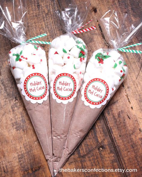 Cocoa Cones, Easy Homemade Christmas Gifts, Christmas Goodie Bags, Candy Bags Wedding, Christmas Candy Bag, Christmas Treat Bags, Christmas Hot Chocolate, Sweet Bags, Candy Crafts