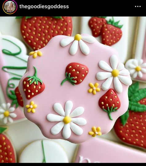 Strawberry Cookie Decorating, Picnic Decorated Cookies, Berry Cookies Decorated, Strawberry Sugar Cookies Decorated, Strawberry Decorated Cookies, Strawberry Theme Cookies, Strawberry Cookies Decorated, Spring Decorated Cookies, Spring Cookies Decorated