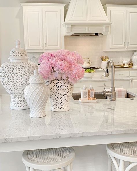 Ginger Jars Decor, Glam Kitchen, White Ginger Jars, Island Decor, Hamptons Style, Glam Decor, Gorgeous Kitchens, Styl Boho, White Vases