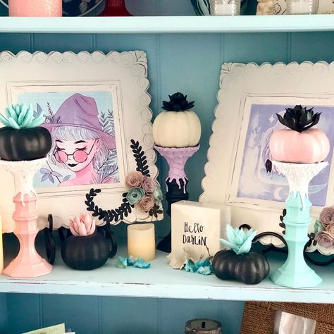 Upstairs Decor, Monster Mash Party, Pastel Witch, Halloween Themed Birthday Party, Girly Halloween, Little Shelf, Spooky Chic, Halloween Bedroom, Hallowen Ideas