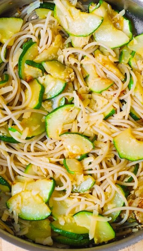 Shrimp Zucchini Pasta, Avocado Salad Vegan, Garlic Pasta Recipe, Cheese Zucchini, Garlic Zucchini, Zucchini Pasta Recipes, Sliced Zucchini, Pastas Recipes, Pasta Spaghetti