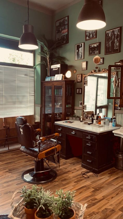 Retro Barbershop Interior, Victorian Barber Shop, Old School Interior Design, Old School Barbershop, Classic Barbershop Design, Rustic Barber Shop Decor, Barber Shop Interior Vintage, Old School Barber Shop Decor, Home Barber Shop Ideas