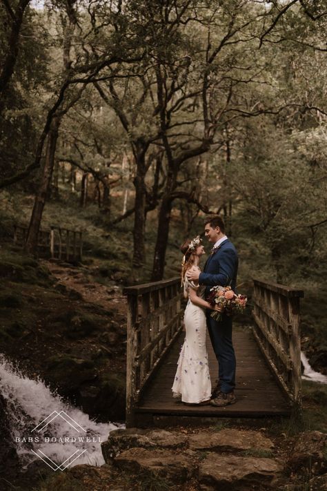 Wedding Photos Forest, Small Fall Wedding, Uk Elopement, Photoshoot Forest, Small Wedding Photography, Very Small Wedding, Wedding Fairytale, Wedding Forest, Rustic Glam Wedding