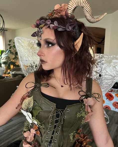 Easy Deer Makeup, Woodland Fairy Makeup, Fae Outfit, Woodland Elf Costume, Diy Elf Costume, Deer Makeup Tutorial, Makeup Tutorial Halloween, Druid Costume, Fae Costume