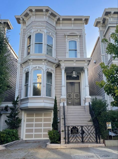 full house san francisco San Francisco House Exterior, Town House Exterior, Houses Reference, San Francisco Townhouse, Cottage Core Bloxburg House, Architecture Studies, Sf House, Edwardian Architecture, Bloxburg Town