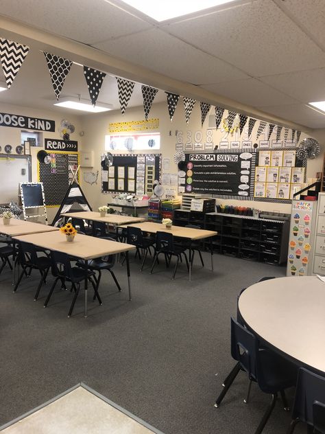 Secondary School Classroom, Black And White Classroom Theme, Middle School Decor, Class Theme Ideas, Teaching Aesthetic, Modern Farmhouse Classroom, Inviting Classroom, Black And White Classroom, Classroom Seating Arrangements