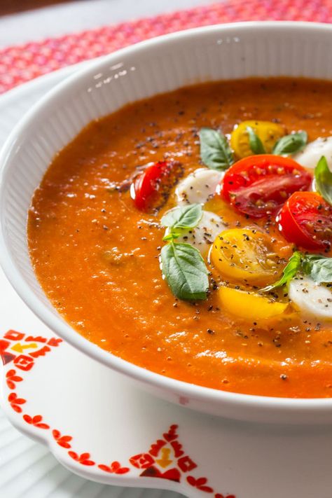 Roasted Tomato Lentil Soup Caprese - with classic tomato-basil flavor and lots of healthy red lentils, this delicious, unique soup has a classic Caprese topping of fresh mozzarella, tomatoes and fresh basil. Tomato Lentil Soup, Tomato Lentils, Caprese Recipes, Peasant Food, Dinner Favorites, Roasted Tomato Soup, Red Lentils, Lobster Bisque, Tomato Basil Soup