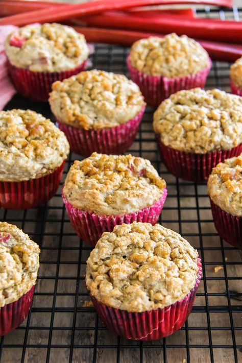 Rhubarb Oatmeal Muffins, Rhubarb Oatmeal, Oatmeal Muffin Recipes, Pulp Recipe, Rhubarb Muffins, Rhubarb Cake, Cream Cheese Muffins, Biscuit Bread, Oat Muffins