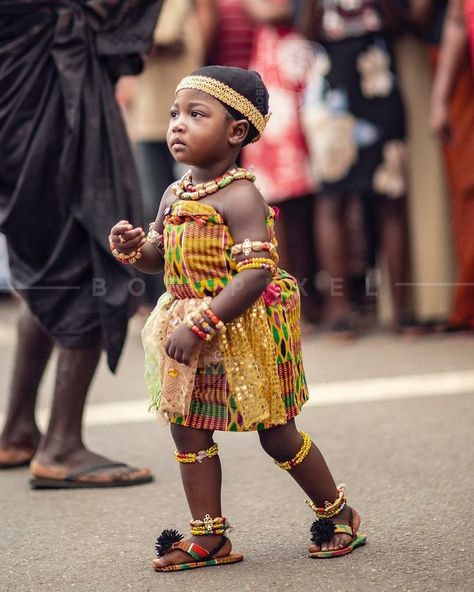 Young Ghanaian adowa dancer. Ghanaian Traditional Wear, Ghanaian Dresses, Ghana Culture, Black Dancers, African Artwork, African Dance, African Royalty, Kente Styles, African Children