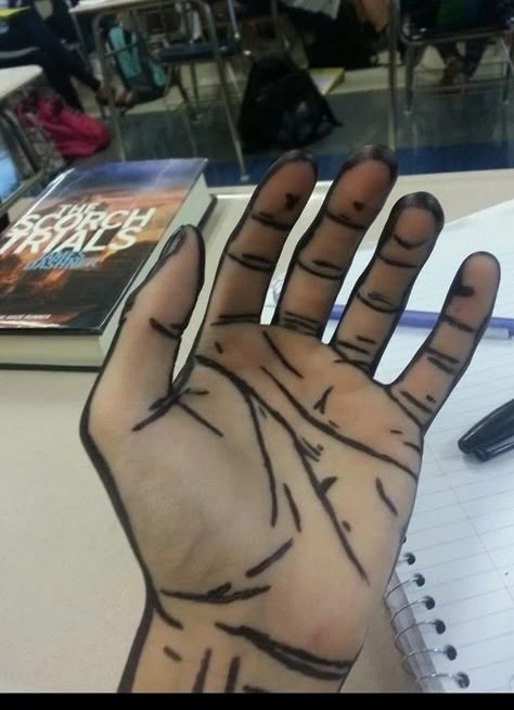 Bored In Class, Hand Doodles, Pen Tattoo, Hand Art, Borderlands, Simple Doodles, Art Tutorials Drawing, Sketchbook Art Inspiration, Art Tips