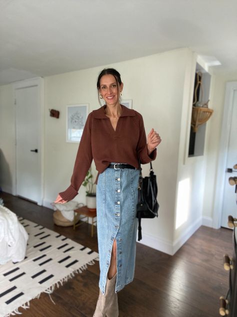 Love this denim midi skirt!!! The buttons are so cute on it. The whole look is pulled together with the cowboy boots 😍 Midi Skirt Cowboy Boots Outfit, Denim Skirt Cowboy Boots Outfit, Denim Midi Skirt Outfit Winter, Midi Denim Skirt Outfit, Skirt And Cowboy Boots Outfit, Fall Fashion Denim, Midi Skirt Outfit Winter, Denim Midi Skirt Outfit, 50s Women