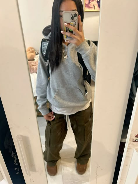 Outfit Ideas With Zip Up Jacket, Grey Shoe Outfits For Women, Street Wear Date Outfit, Outfits That Go With Green Pants, Baddie Outfits Inspo For School, Cute Fits With Cargo Pants, Cropped Hoodie And Leggings Outfit, Cute Outfits With Green Pants, Comfy Slides Outfit