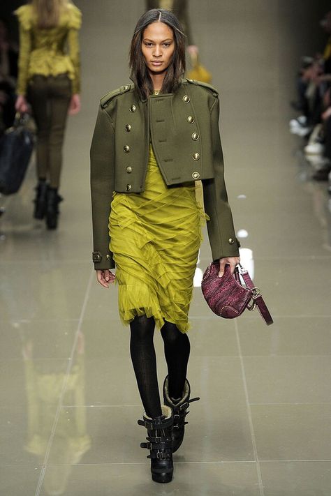 Burberry - Fall 2010 Ready-to-Wear Dolly Fashion, 2011 Fashion, Study Better, Color Trends Fashion, Burberry Prorsum, Creation Couture, Military Style, Green Aesthetic, Fashion Colours