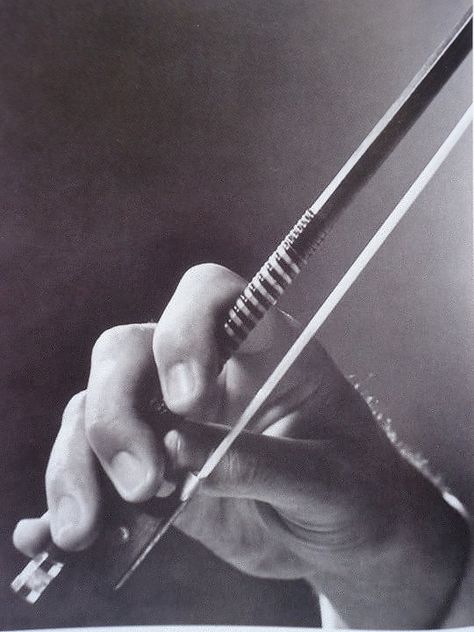 Heifetz´s right Hand. Jascha Heifetz, Bow Drawing, Electric Violin, Learn Violin, Violin Lessons, Violin Bow, Stringed Instruments, Teaching Music, Violinist