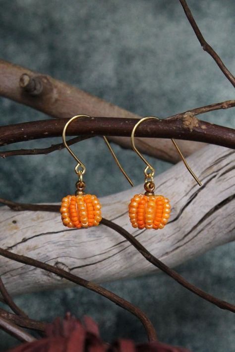 Beaded Pumpkin Earrings, Beaded Pumpkin, Halloween Jewelry Diy, Halloween Beaded Jewelry, Seed Beaded Earrings, Fall Bead, Seed Bead Jewelry Patterns, Seed Bead Crafts, Picture Tutorial