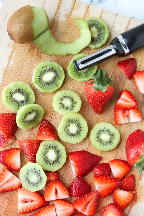 Recipe // Strawberry Kiwi Popsicles Pineapple Fruit Bowl, Kiwi Popsicles, Kiwi Strawberry, Recipe Strawberry, Strawberry Kiwi, Pineapple Fruit, Strawberry Recipes, Fresh Strawberry, Fruit Bowl