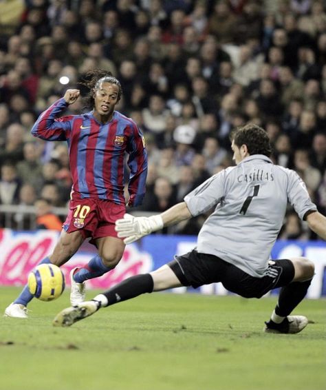 Ronaldinho vs Real Madrid 2005/06 El Classico Football, Real Madrid 2005, Ronaldo Ronaldinho, Brazilian Soccer Players, Soccer Gifs, Santiago Bernabeu, Standing Ovation, Football Gif, Soccer News