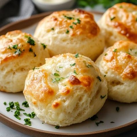 Pillsbury Biscuit Garlic Butter Cheese, Canned Buiscits Recipes, Pillsbury Biscuit Recipes, Garlic Parmesan Mashed Potatoes, Parmesan Mashed Potatoes, Banana Split Cake, Pillsbury Biscuits, Vegetarian Italian, Hashbrown Breakfast Casserole