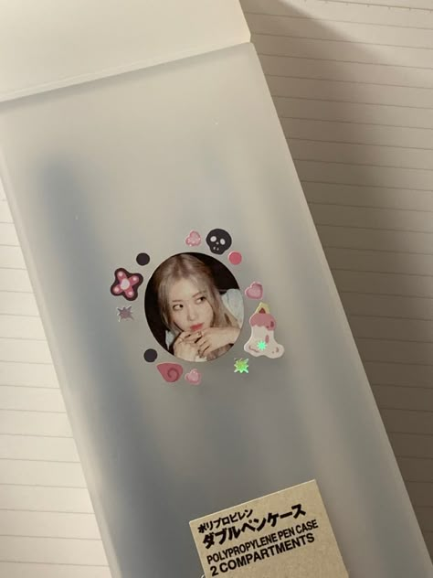 rosé - blackpink - deco - sticker deco - pink sticker deco - pencase - pencase sticker inspo - kpop - kpop sticker deco inspo - roseanne - park chaeyoung - muji pencase - muji deco inspo - muji - aesthetic - pencase aesthetic - sticker deco aesthetic Kpop Sticker Deco, Muji Pencil Case Deco, Muji Pencil Case Aesthetic, Muji Pencil, Muji Pencil Case, Muji Aesthetic, Muji Stationery, Clear Pencil Case, Muji Pens