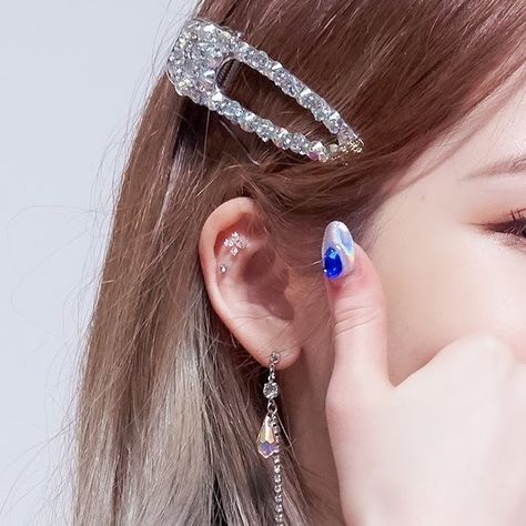 Three Ear Piercings, Kpop Earrings, Hair Necklace, Gel Toe Nails, Cool Ear Piercings, Chinese Hair Accessories, Gel Toes, Cool Piercings, Beaded Jewelry Necklaces