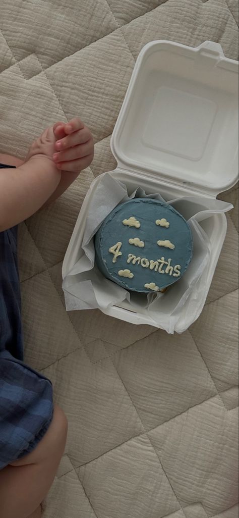 4 months old Korean bento cake for baby boy , blue bento cake with clouds Monthly Cakes For Baby Boy, Simple Half Birthday Cake, Korean Bento Cake, Korean Bento, Cake For Baby Boy, Aesthetic Birthday Cake, Half Birthday Cakes, Boy Cakes, Cake For Baby