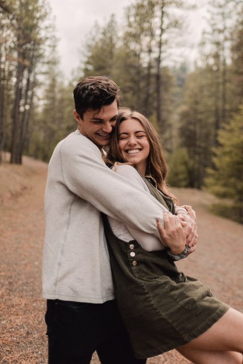 Couples Pics Poses, Thanksgiving Poses For Couples, Couples Session Poses, Casual Couple Pictures, Engagement Posing Ideas, Photoshoot With Boyfriend Ideas, Cute Couple Pics Relationships Photoshoot, Dating Couples Pictures, Easy Poses For Couples