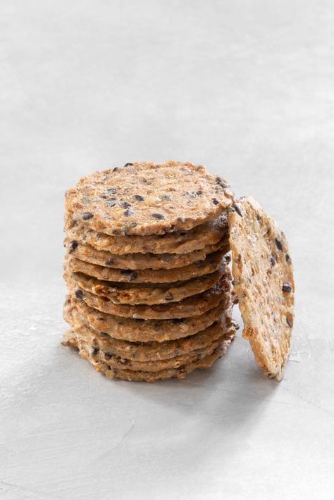 Quinoa Crackers (Vegan, Grain-Free, Oil-Free) | Nutrition Refined Seed Crackers Recipe, Healthy Crackers, Raw Brownies, Gluten Free Crackers, Vegan Quinoa, Homemade Crackers, Vegan Crackers, Cracker Recipes, How To Cook Quinoa