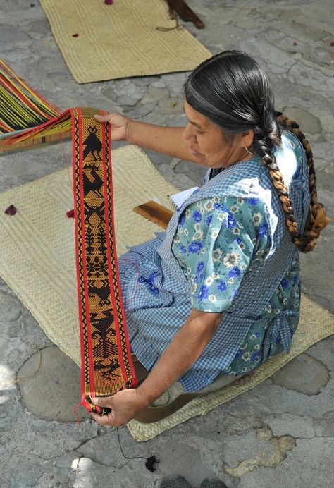 Weaving Scarfs, Tablet Weaving Patterns, Mexican Fabric, Mexican Textiles, Fruits And Flowers, Inkle Weaving, Inkle Loom, Hairpin Lace, Mexican Embroidery