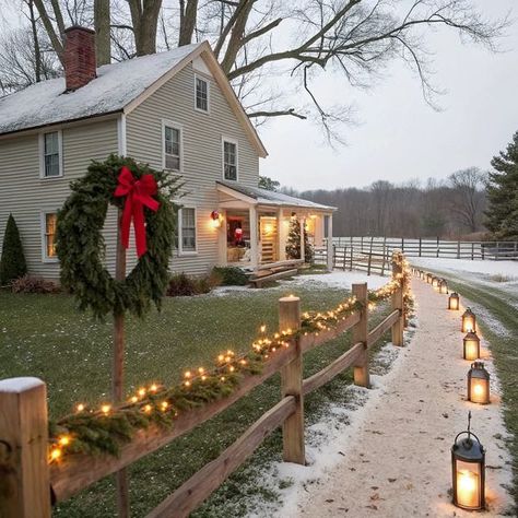 Christmas Fence Decorations, Farm Christmas Decor, Christmas Fence, Christmas Decor Outdoor, Farmhouse Christmas Decorations, Fence Decorations, Christmas Decorations Ideas, Farm Christmas, Driveway Entrance