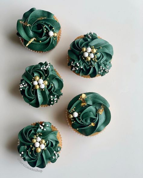 Green Cupcakes Ideas, Sage Green Cupcakes, Emerald Wedding Cake, Wedding Cake Emerald Green, Green Quinceanera Theme, Emerald Wedding Colors, Emerald Green Wedding Theme, Green Birthday Cakes, Forest Green Wedding