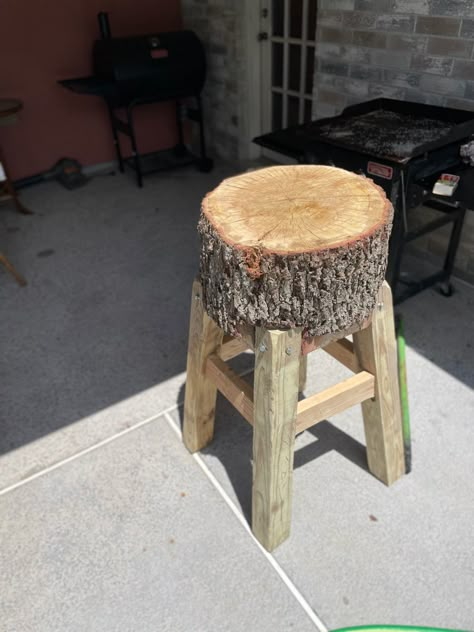 Bushcraft Furniture, How To Make Stuff, Log Stools, Bowl Carving, Log Ideas, Wood Shop Ideas, Log Projects, Tool Caddy, Butchers Block