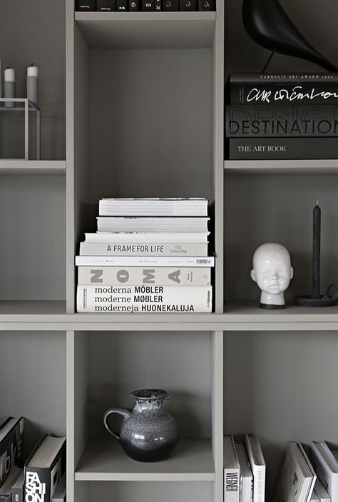 paint it grey ! Gray Bookshelves, Grey Bookshelf, Grey Bookshelves, Diy Bookcase, Styling A Bookcase, Kirkland Home Decor, Ikea Bookcase, Bookcase Diy, Ikea Shelves