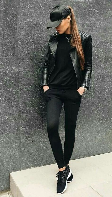 All Black Outfits For Women, Outfits Leggins, Look Legging, Black And White Outfit, Woman In Black, Leather Jacket Outfits, Mode Casual, Looks Black, Black Women Fashion