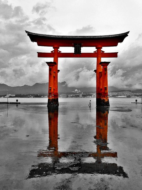 Itsukushima Shrine Torii / Torii del santuario de Itsukushima | Flickr - Photo Sharing! Japan Shrine, Tori Gate, Itsukushima Shrine, Japan Pics, Japanese Gate, Japanese Buildings, Japanese Shrine, Torii Gate, Carpe Koi