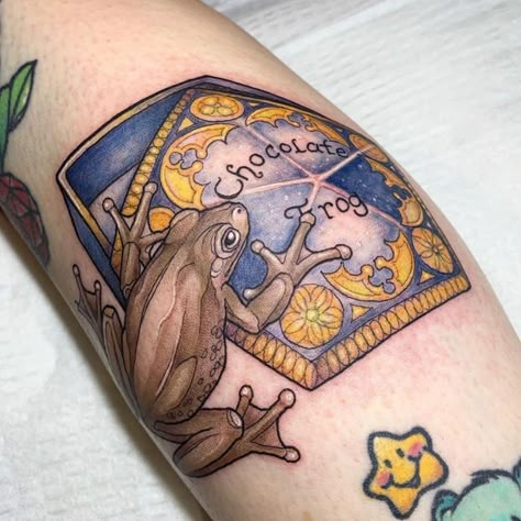 Hogwarts Tattoo on Instagram: “Chocolate frog by @artscab #hogwartstattoo” Chocolate Frog Tattoo, Chocolate Frogs Harry Potter, Harry Potter Tattoo Sleeve, Harry Potter Kitchen, Hogwarts Tattoo, Hp Tattoo, P Tattoo, Frog Tattoo, Potter Tattoo