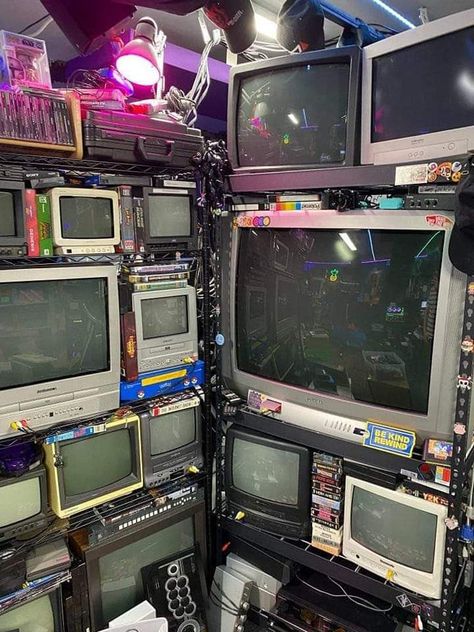 photo not mine, hmu if u know the source Tube Tv Aesthetic, Reference Objects, Crt Tv, Background Reference, Retro Tech, Room Aesthetics, Box Tv, 90s Retro, Art Plastique