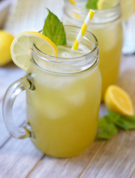 Fresh Basil Lemonade. A naturally-sweetened drink that perfect for summer entertaining! Basil Simple Syrup, Strawberry Basil Lemonade, Lemonade Smoothie, Flavored Lemonade, Basil Lemonade, Homemade Lemonade Recipes, Fun Summer Drinks, Fresh Squeezed Lemonade, Homemade Syrup