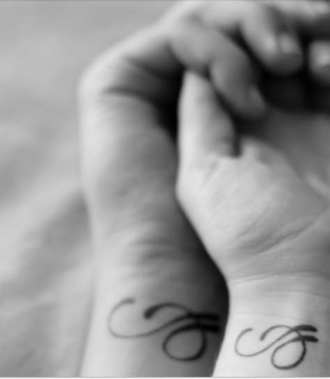 Top 30 Soulmate Tattoos - Couple Matching Tattoo E And J, Soul Mate Tattoo, Couple Tattoos Love, Couples Tattoo, Tattoo Placements, Couple Matching Tattoo, Tattoos Infinity, Petit Tattoo, Inspiration Tattoo