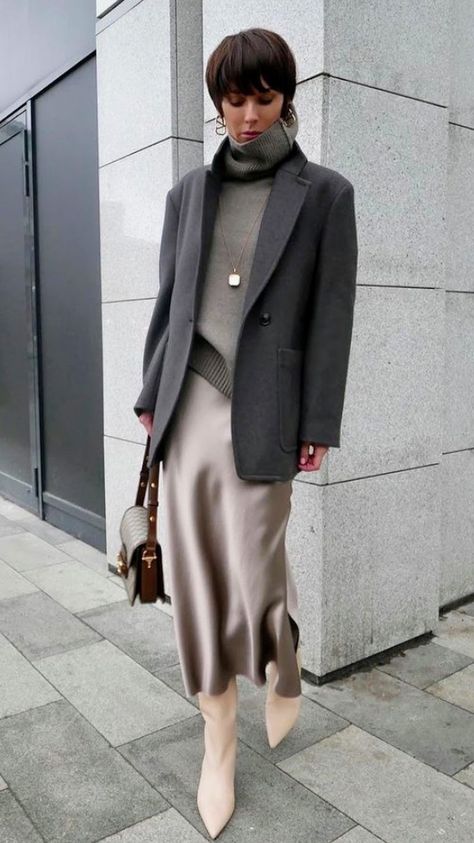 Gonna Satin Outfit, Maxi Skirt Street Style, Midi Skirt Satin, Satin Outfit, Skirt Ootd, Satin Skirt Outfit, Smart Casual Women Outfits, Rok Outfit, Smart Casual Women