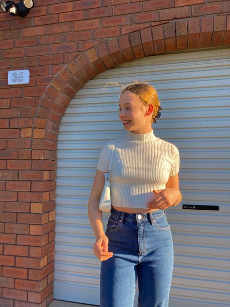 Fitted Mom Jeans, White Mock Neck Top Outfit, Mock Neck Outfit, Mock Neck Top Outfit, White Mock Neck Top, Pinterest Trends, Mock Neck Crop Top, Top Outfit, Crop Top Outfits