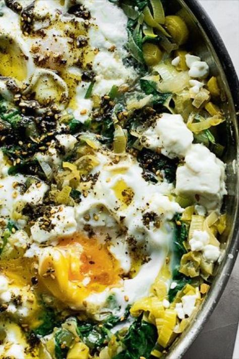 A beautiful brunch recipe from Ottolenghi's SIMPLE cookbook, with a comforting combination of braised egg, leeks and salty za'atar. Quick to make, it is perfect with a hunk of crusty bread. Easy Healthy Sunday Dinner, East Sunday Dinners, Vegan Sunday Lunch, Lazy Saturday Dinner Ideas, Sunday Dinner Family, Easy Sunday Dinner Ideas Healthy, Easy Healthy Sunday Dinner Ideas, Dinner Rut Break Outs, Sunday Meal Prep For The Week Family