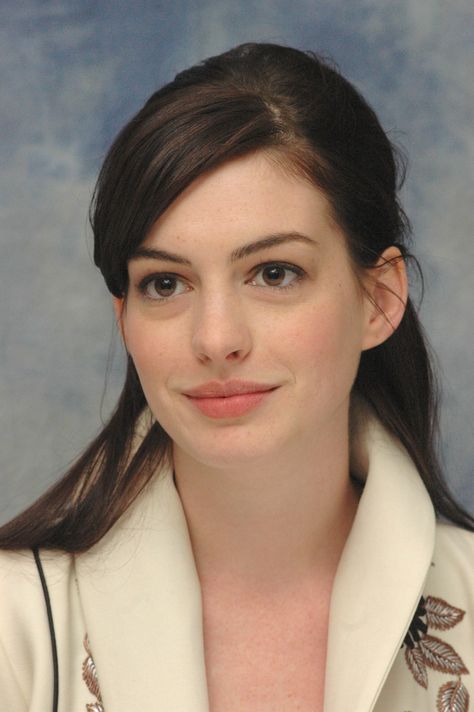 Actresses Hollywood, Anne Hattaway, Anne Hathaway Style, Famous Actresses, Beautiful Brown Eyes, Hollywood Actress, Actrices Hollywood, Penteado Cabelo Curto, Best Pictures