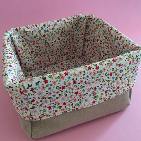 ...pour aller avec les attaches serviettes du mois de janvier. Le tuto du panier est disponible sur le blog. J'ai mis le lien juste en dessous. Pour ce panier, j'ai utilisé des carrés de tissu de 19cm de côté et thermocollé le tissu extérieur uniquementcar... Basket Crafts, Fabric Boxes, Creation Couture, Diy Couture, Craft Organization, New Years Eve Party, Decorative Boxes, Diy Decor, Dye